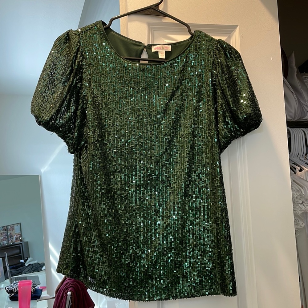 Riley & Rae sequins blouse 💚💚